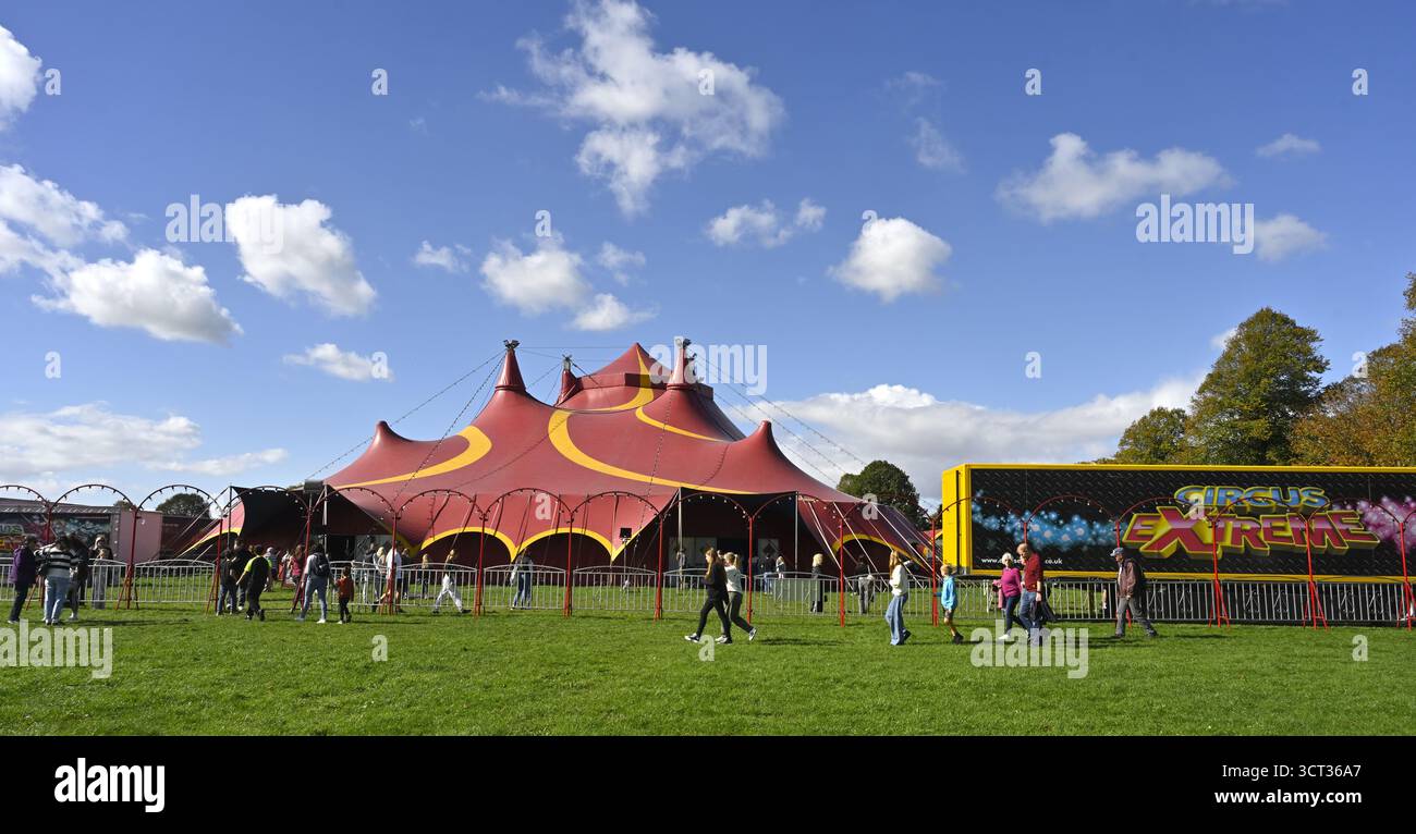 Circus Extreme marquee et panneau d'affichage remorque de cirque au parc Bristol "The Downs", Royaume-Uni Banque D'Images