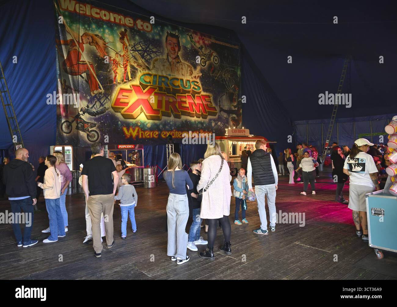 À l'intérieur du Circus Extreme marquee big top, Bristol, Royaume-Uni Banque D'Images