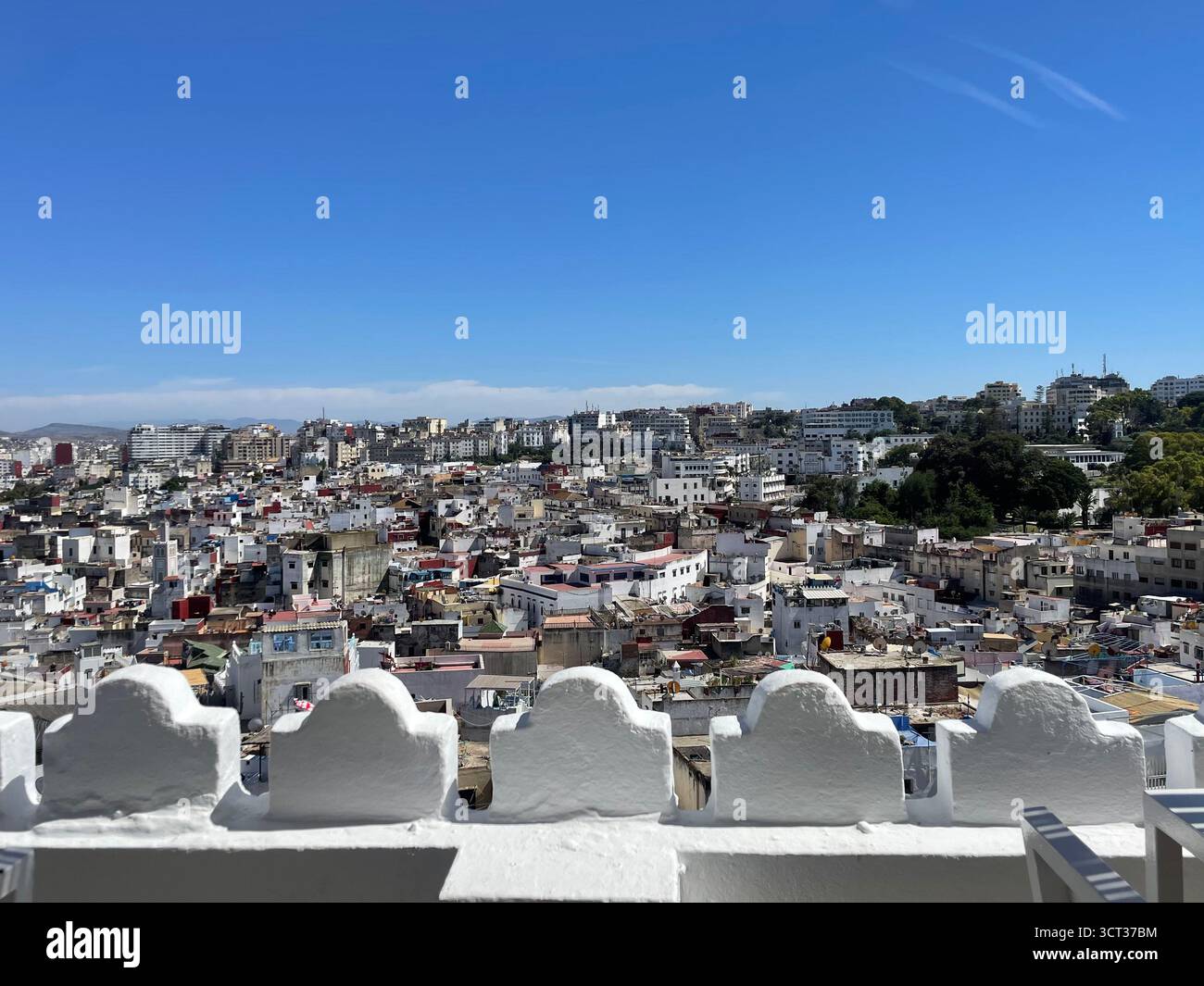 Vue sur le toit depuis le Dar Nor Café surplombant la vieille médina, avec une architecture urbaine dense, des façades pastel et un ciel d'été clair. 7 juin 2024 Banque D'Images