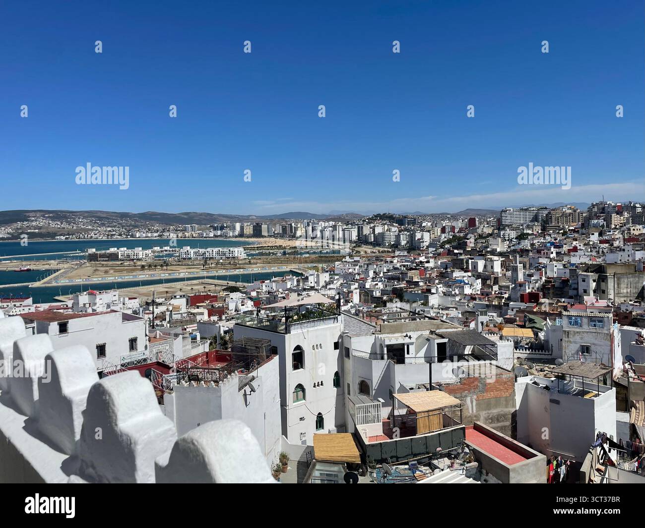 Vue sur le toit depuis le Dar Nor Café surplombant la vieille médina, avec une architecture urbaine dense, des façades pastel et un ciel d'été clair. 7 juin 2024 Banque D'Images