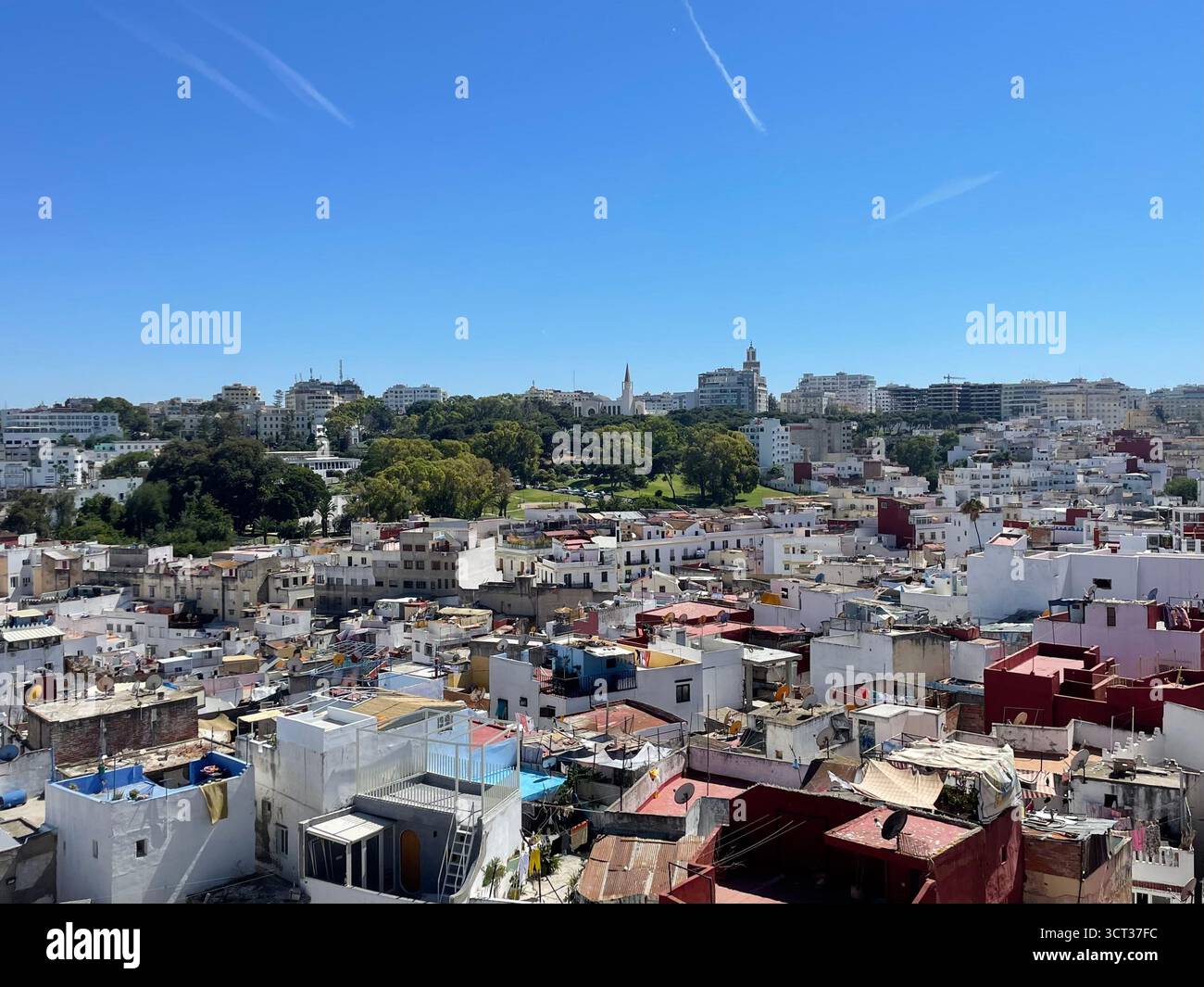 Vue sur le toit depuis le Dar Nor Café surplombant la vieille médina, avec une architecture urbaine dense, des façades pastel et un ciel d'été clair. 7 juin 2024 Banque D'Images