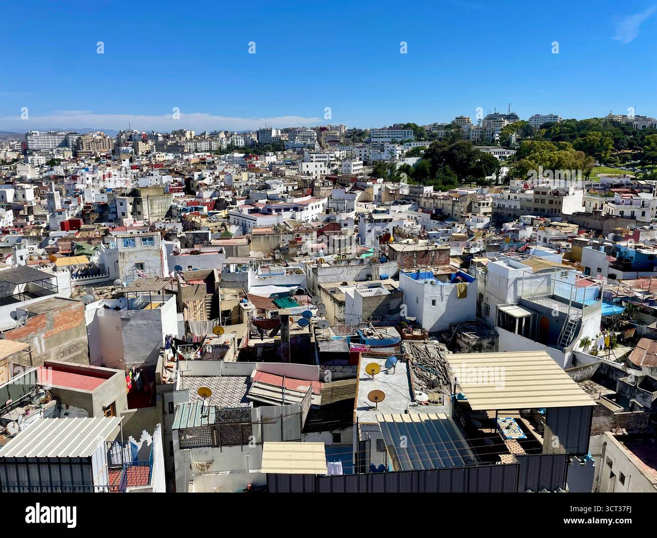 Vue sur le toit depuis le Dar Nor Café surplombant la vieille médina, avec une architecture urbaine dense, des façades pastel et un ciel d'été clair. 7 juin 2024 Banque D'Images