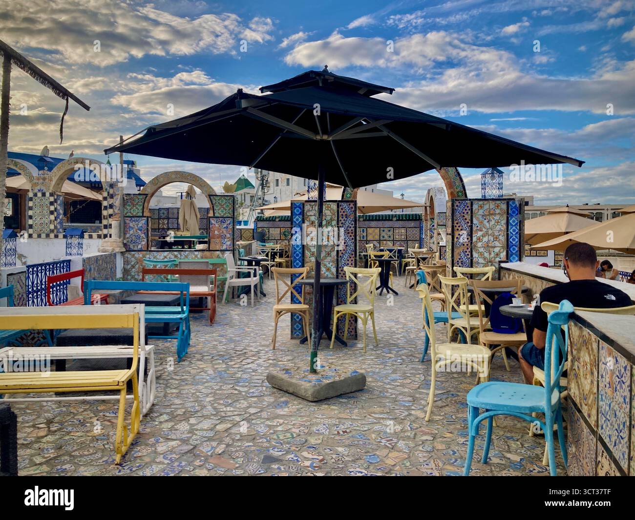 Vue sur le toit depuis Panorama Café dans l'ancienne médina de Tunis, Tunisie. Tuiles colorées, minaret traditionnel et atmosphère urbaine détendue. 22 septembre 25 Banque D'Images