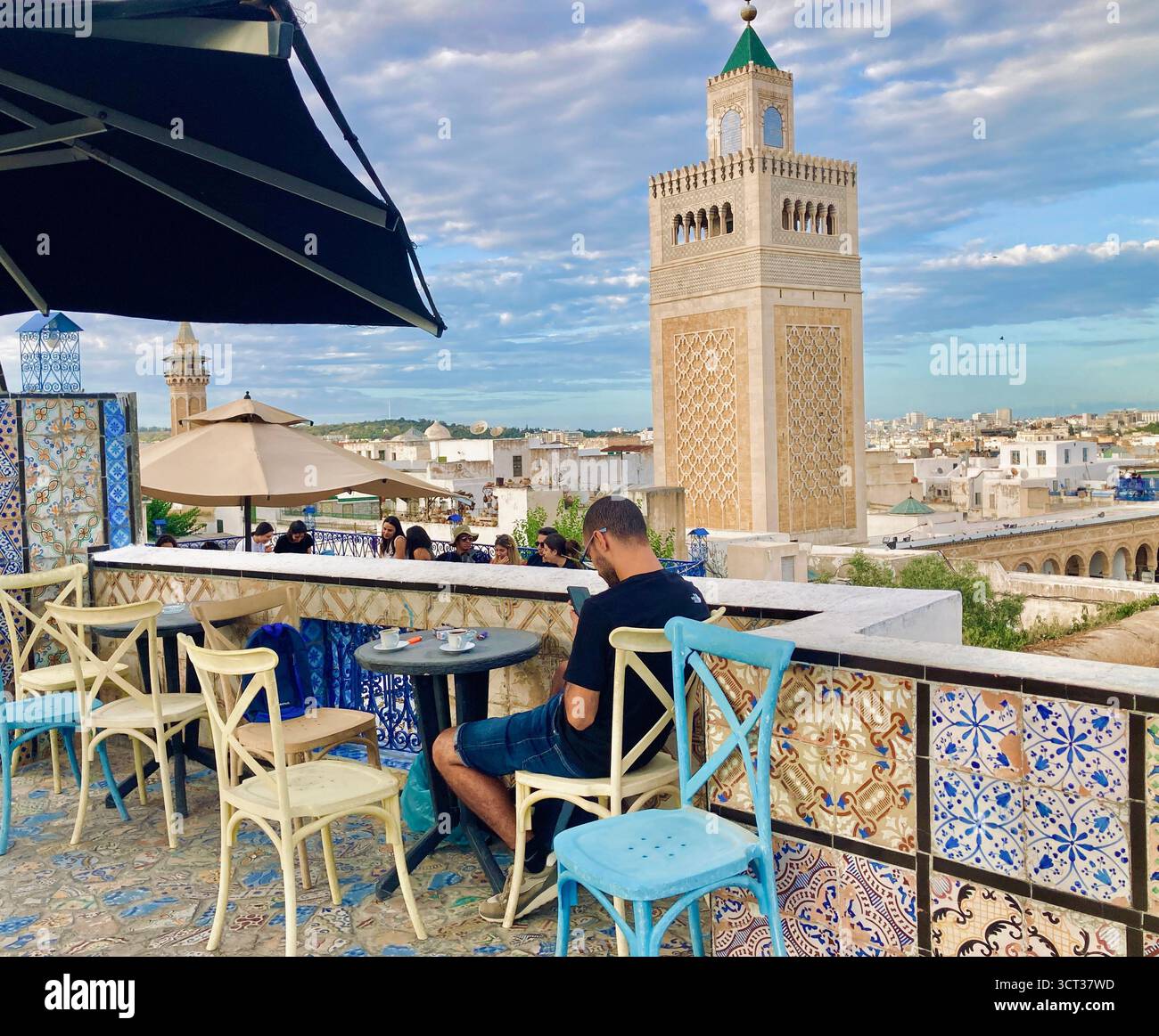 Vue sur le toit depuis Panorama Café dans l'ancienne médina de Tunis, Tunisie. Tuiles colorées, minaret traditionnel et atmosphère urbaine détendue. 22 septembre 25 Banque D'Images
