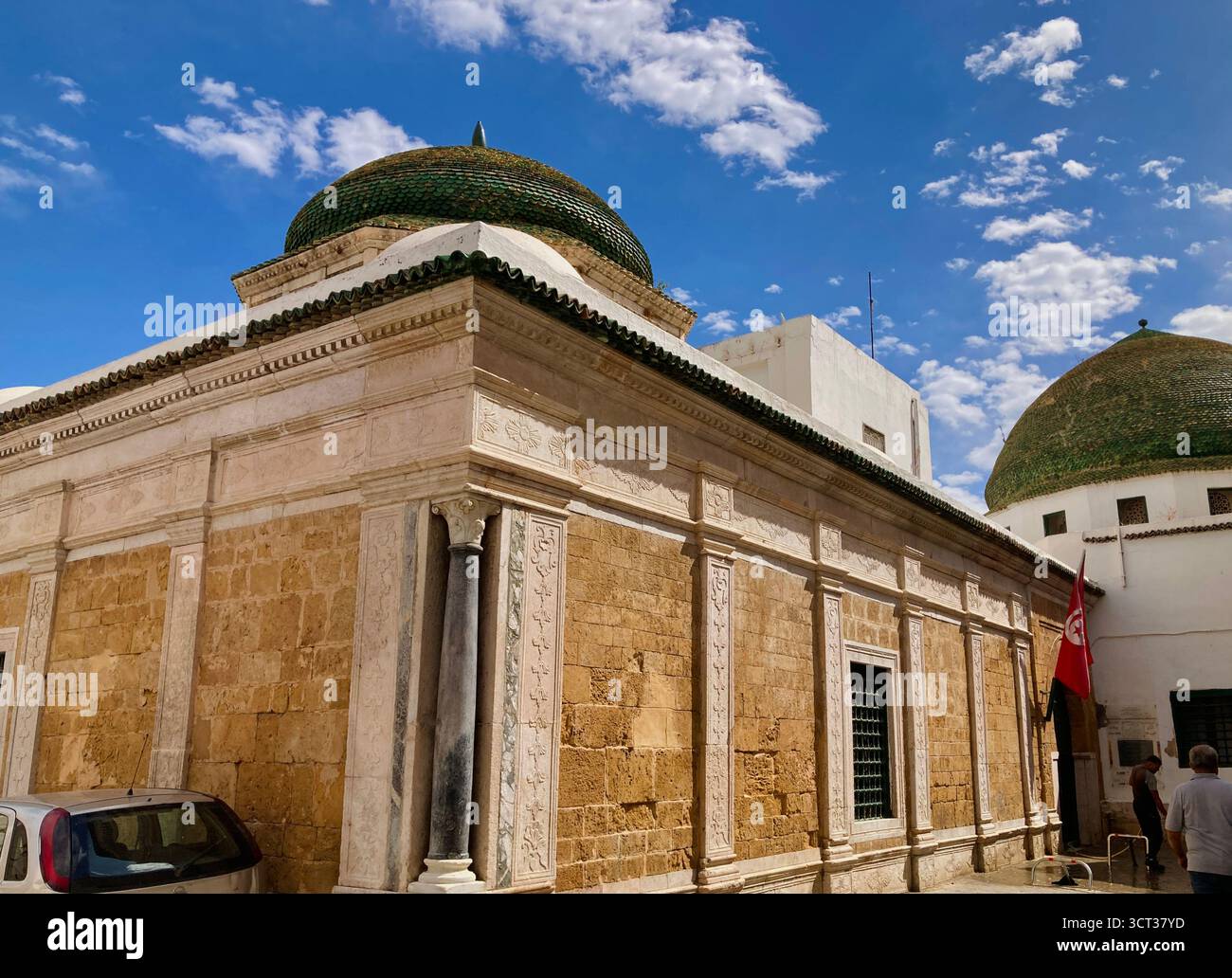 Mosquée islamique et école à Tunis, Tunisie. Dôme carrelé vert, façade en pierre sculptée et détails architecturaux traditionnels. Capturé le 22 septembre 2025 Banque D'Images