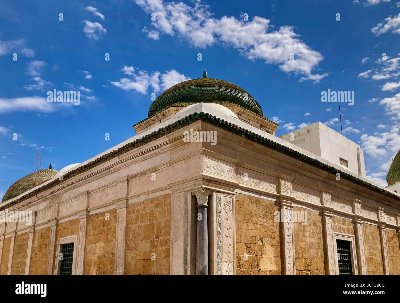 Mosquée islamique et école à Tunis, Tunisie. Dôme carrelé vert, façade en pierre sculptée et détails architecturaux traditionnels. Capturé le 22 septembre 2025 Banque D'Images