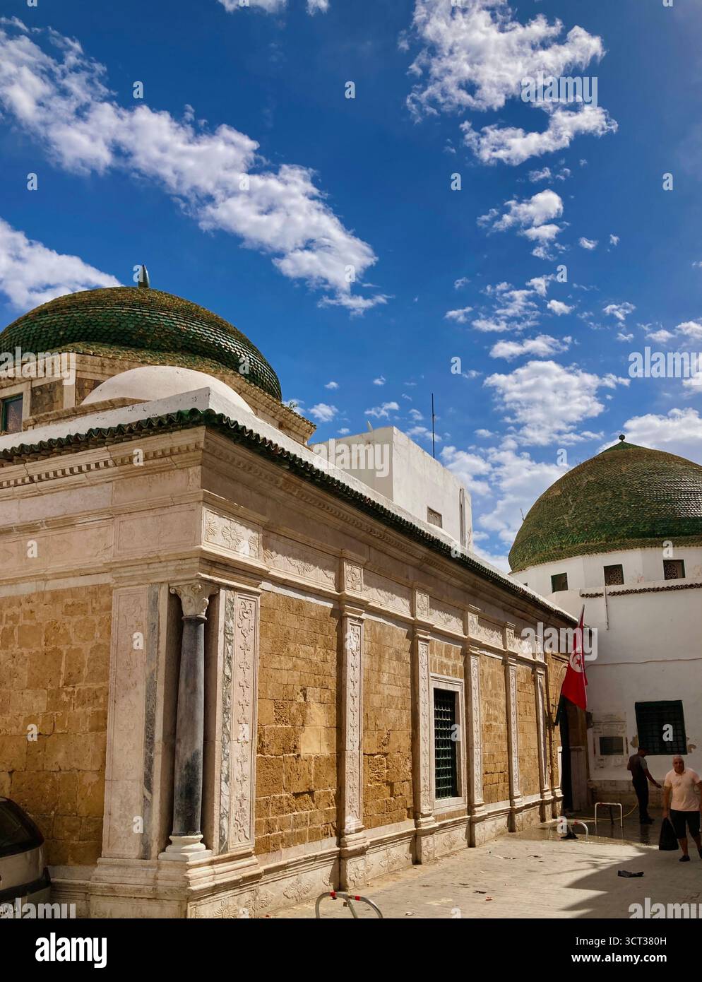 Mosquée islamique et école à Tunis, Tunisie. Dôme carrelé vert, façade en pierre sculptée et détails architecturaux traditionnels. Capturé le 22 septembre 2025 Banque D'Images