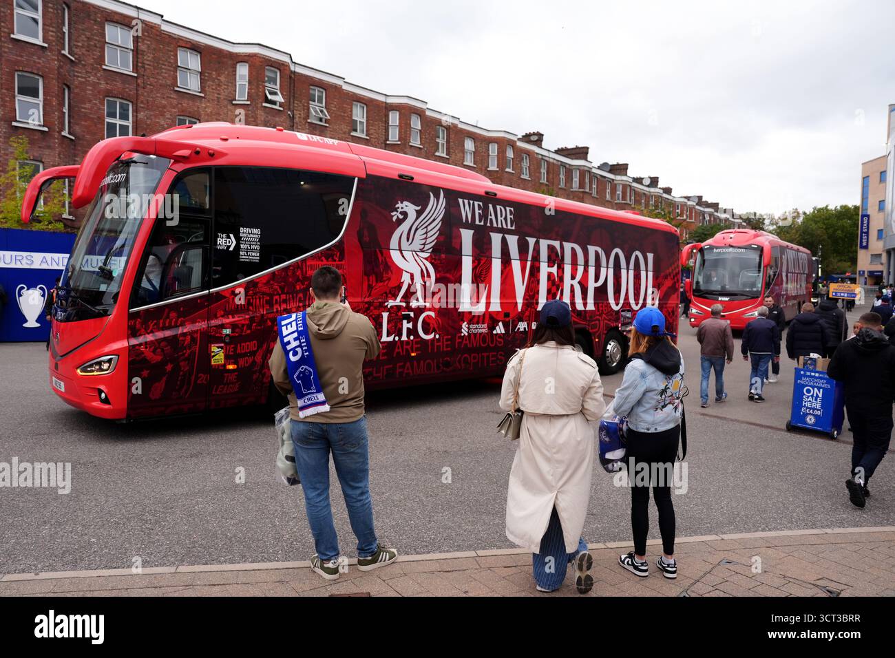 Les entraîneurs de l'équipe de Liverpool arrivent au sol avant le match de premier League à Stamford Bridge, Londres. Date de la photo : samedi 4 octobre 2025. Banque D'Images