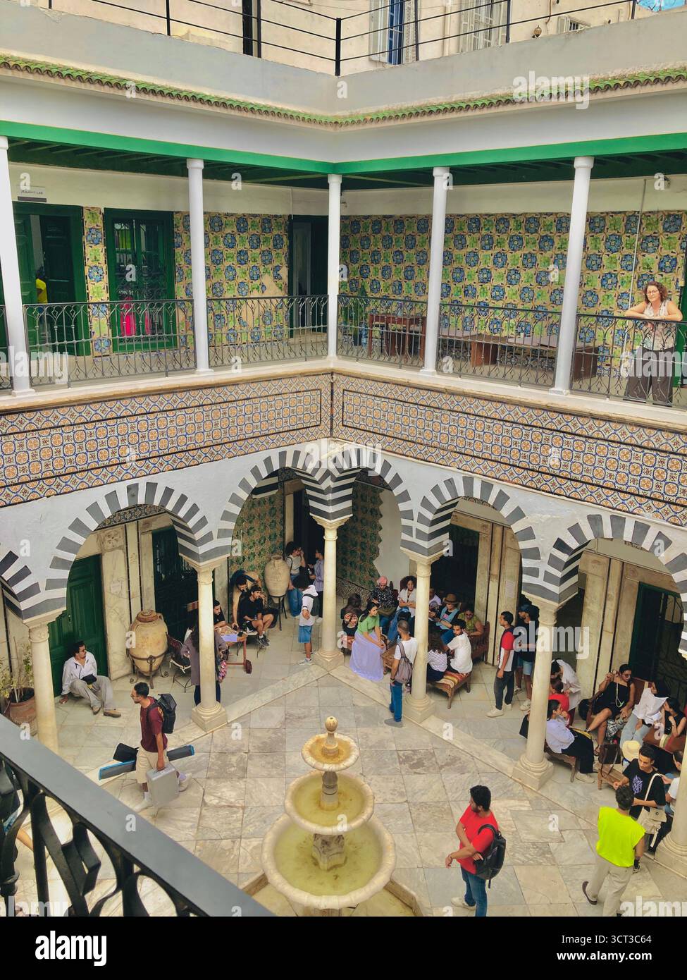 Cour intérieure de Dar Bach Hamba à Tunis, Tunisie. Architecture traditionnelle, arches rayées, murs carrelés et fontaine centrale. 22 septembre 2025 Banque D'Images