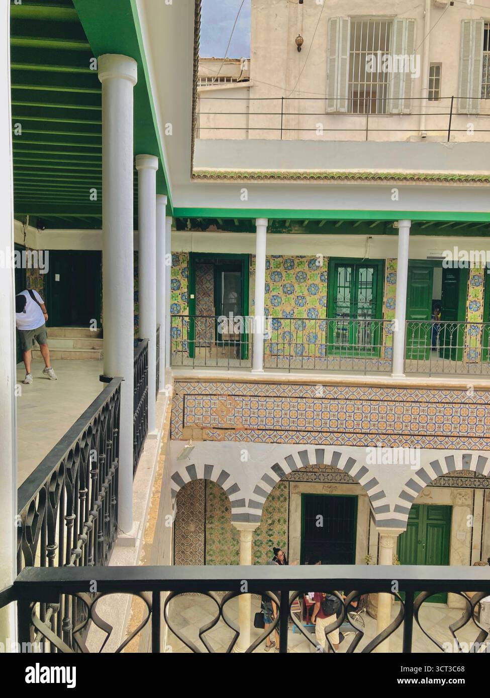 Cour intérieure de Dar Bach Hamba à Tunis, Tunisie. Architecture traditionnelle, arches rayées, murs carrelés et fontaine centrale. 22 septembre 2025 Banque D'Images