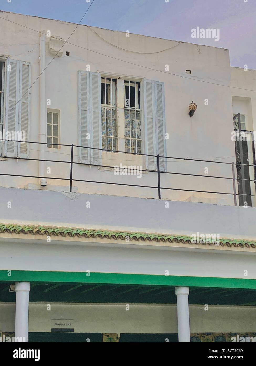 Cour intérieure de Dar Bach Hamba à Tunis, Tunisie. Architecture traditionnelle, arches rayées, murs carrelés et fontaine centrale. 22 septembre 2025 Banque D'Images