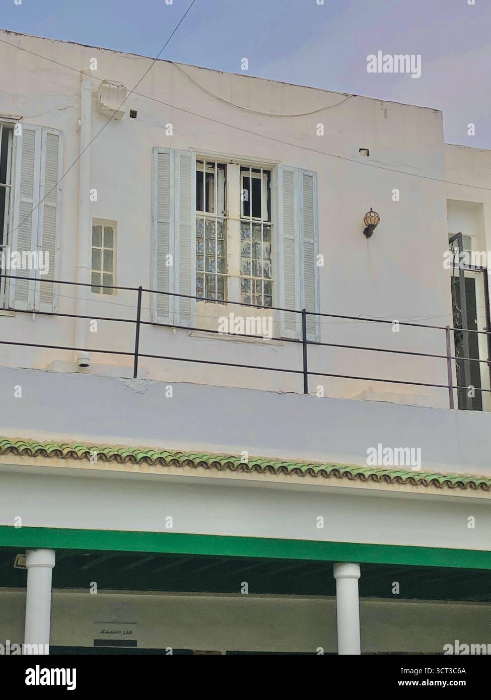 Cour intérieure de Dar Bach Hamba à Tunis, Tunisie. Architecture traditionnelle, arches rayées, murs carrelés et fontaine centrale. 22 septembre 2025 Banque D'Images