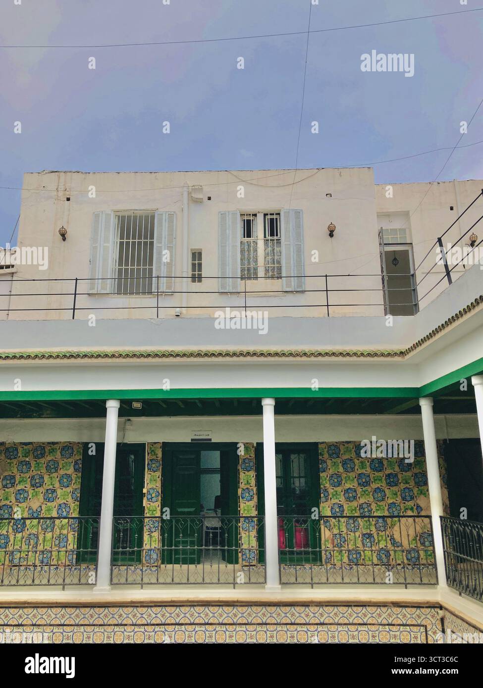 Cour intérieure de Dar Bach Hamba à Tunis, Tunisie. Architecture traditionnelle, arches rayées, murs carrelés et fontaine centrale. 22 septembre 2025 Banque D'Images