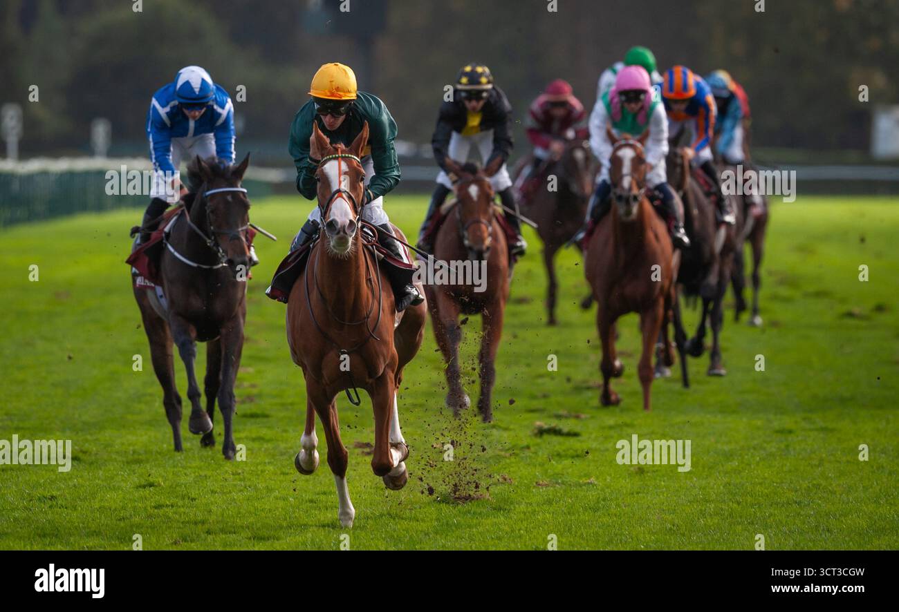 Paris, France, samedi 4 octobre 2025 ; consentement et jockey Luke Morris remportent le Groupe 1 Qatar Prix de Royallieu pour l’entraîneur Sir Mark Prescott et le propriétaire Denford Stud Crédit JTW Equine images / Alamy Live News. Banque D'Images