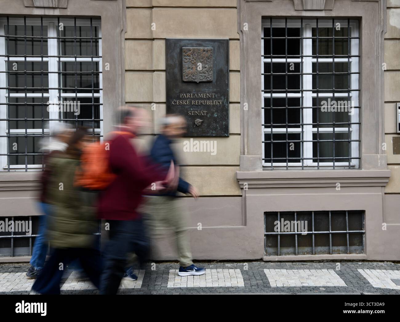 Prague, République tchèque. 4 octobre 2025. Les gens passent devant le Sénat du Parlement de la République tchèque à Prague, capitale de la République tchèque, le 4 octobre 2025. Le parti d'opposition ANO de la République tchèque, dirigé par l'ancien premier ministre Andrej Babis, a pris la tête des élections législatives du pays, qui se sont terminées samedi, les résultats officiels continuant à être comptabilisés. Les résultats officiels ont montré que, avec plus de la moitié des circonscriptions électorales dénombrées, ANO avait recueilli 37,92 pour cent des voix. Crédit : Zhang Haofu/Xinhua/Alamy Live News Banque D'Images