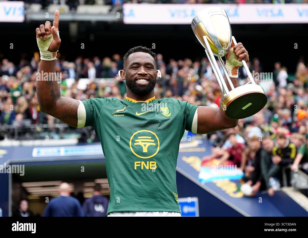 Le capitaine sud-africain Siya Kolisi avec le trophée du championnat de rugby après le match du championnat de rugby à l'Allianz Stadium de Londres. Date de la photo : samedi 4 octobre 2025. Banque D'Images