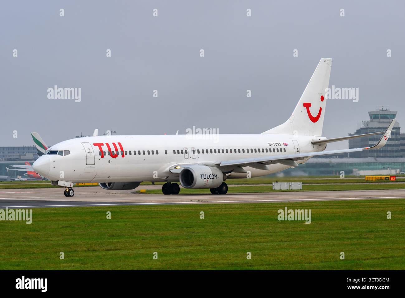 TUI Airlines Boeing B737 se prépare à quitter l'aéroport de Manchester Banque D'Images