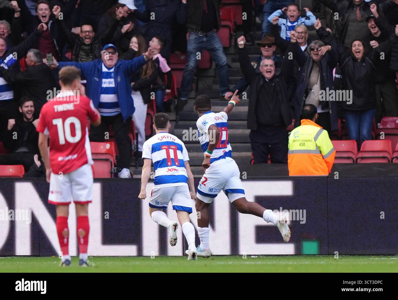 Richard Kone des Queens Park Rangers célèbre avoir marqué le premier but de leur équipe lors du Sky Bet Championship match au Ashton Gate Stadium de Bristol. Date de la photo : samedi 4 octobre 2025. Banque D'Images