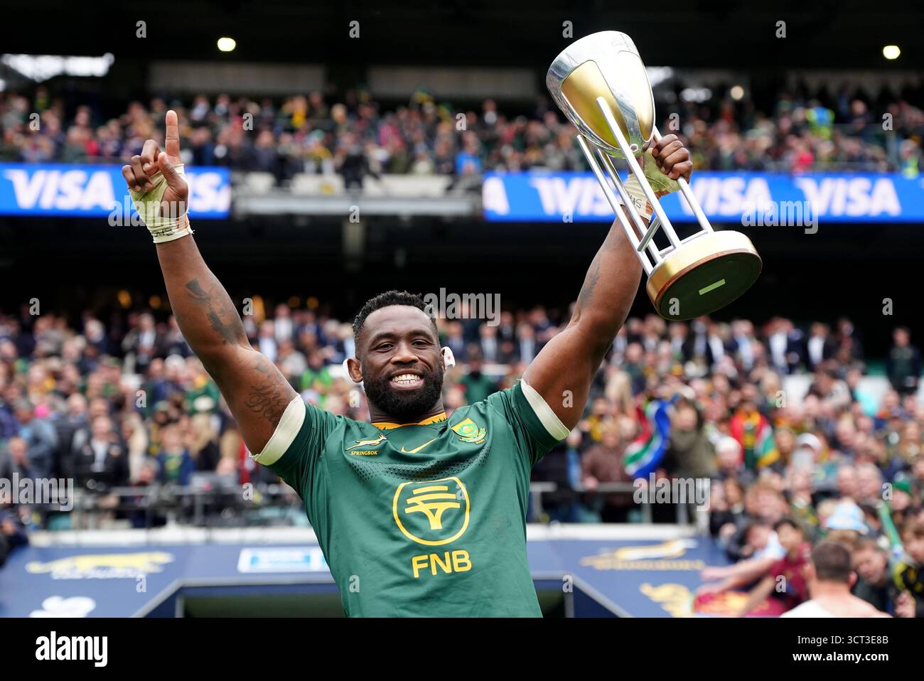 Le capitaine sud-africain Siya Kolisi avec le trophée du championnat de rugby après le match du championnat de rugby à l'Allianz Stadium de Londres. Date de la photo : samedi 4 octobre 2025. Banque D'Images