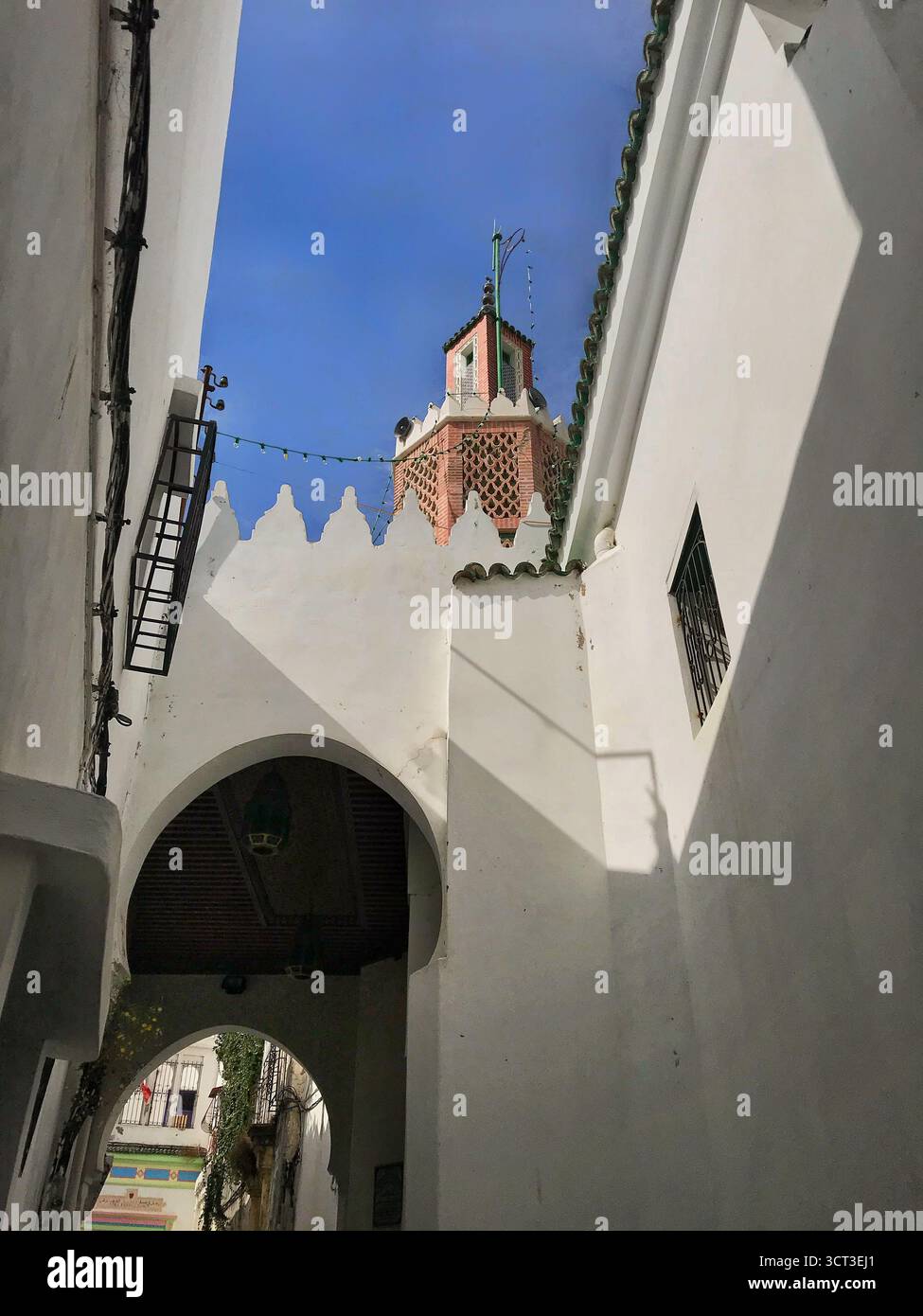 Mosquée minaret au-dessus de la ruelle dans la vieille Medina Kasbah de Tanger, Maroc. Photographié le 8 novembre 2019. Banque D'Images