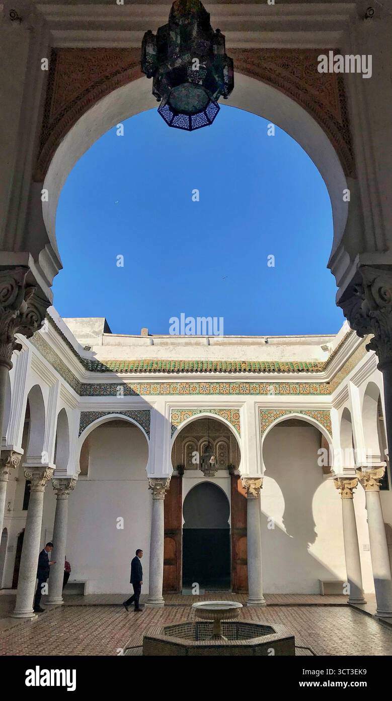 Cour intérieure d'un musée à Tanger, Maroc, avec des arcs et des colonnes islamiques. Photographié le 8 novembre 2019. Banque D'Images