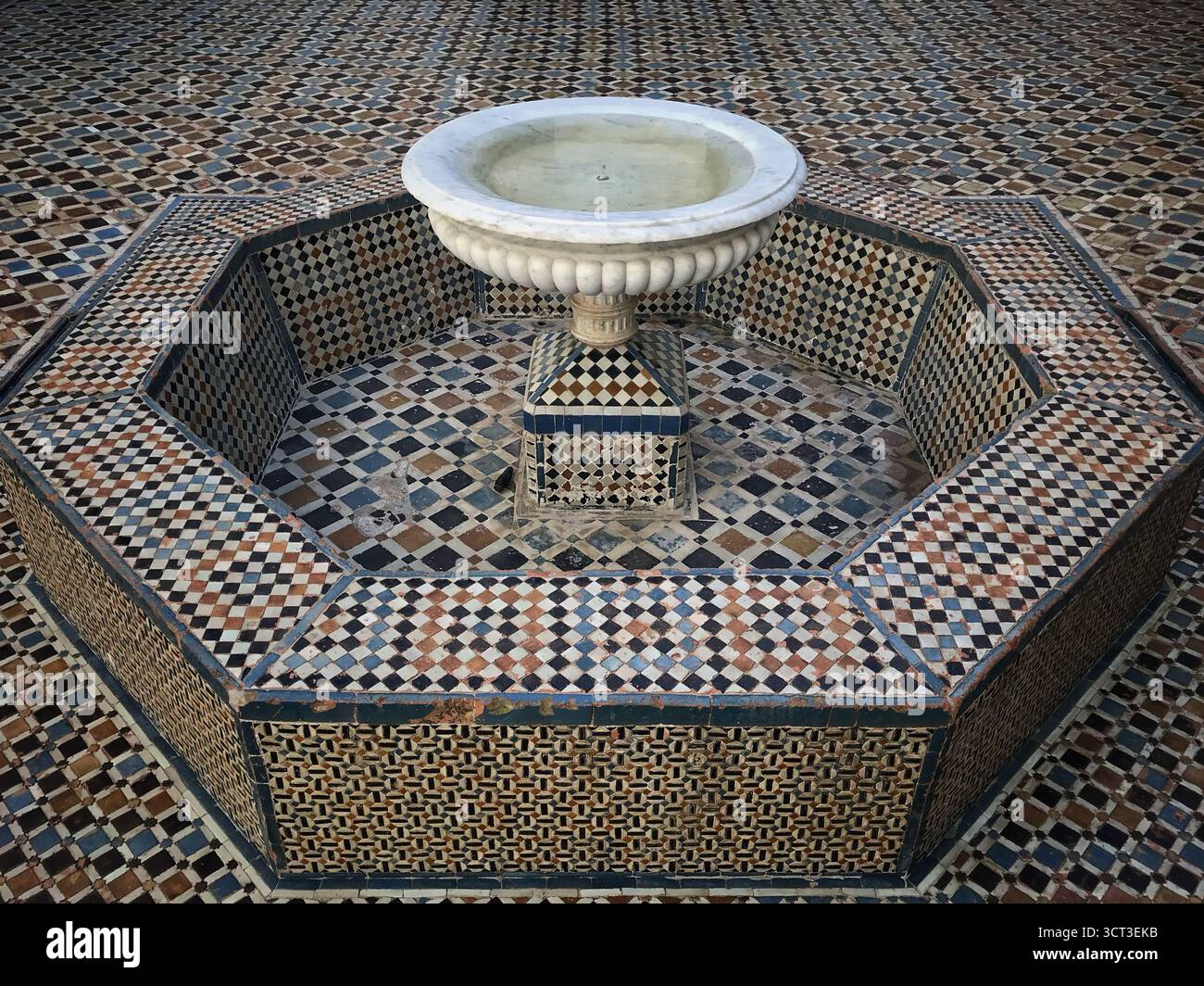 Fontaine d'eau traditionnelle dans une cour carrelée d'un musée à Tanger, Maroc. Photographié le 8 novembre 2019. Banque D'Images