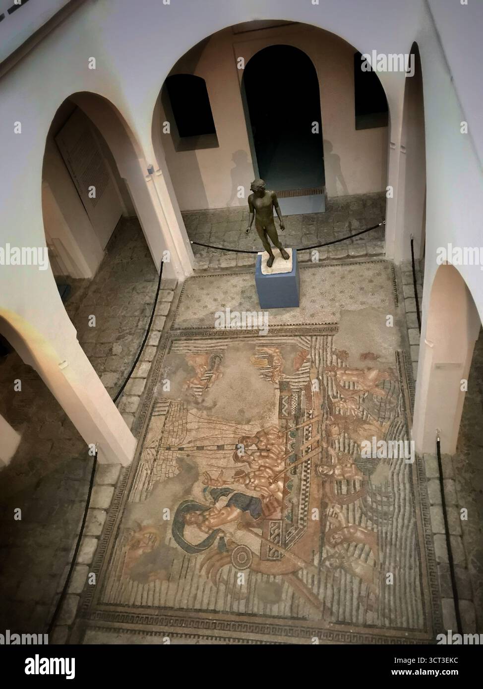 Cour du musée à Tanger, Maroc, avec mosaïque romaine et statue. Photographié le 8 novembre 2019. Banque D'Images