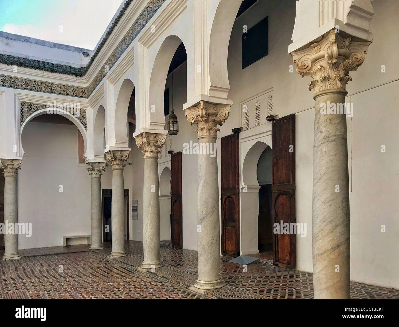 Cour intérieure du Musée de Tanger, vieille Médina, avec des colonnes de marbre et des détails architecturaux islamiques. Photographié le 8 novembre 2019. Banque D'Images