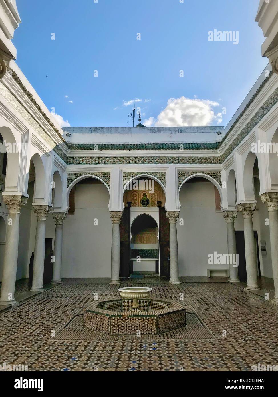 Cour intérieure du Musée de Tanger, vieille Médina, avec des colonnes de marbre et des détails architecturaux islamiques. Photographié le 8 novembre 2019. Banque D'Images