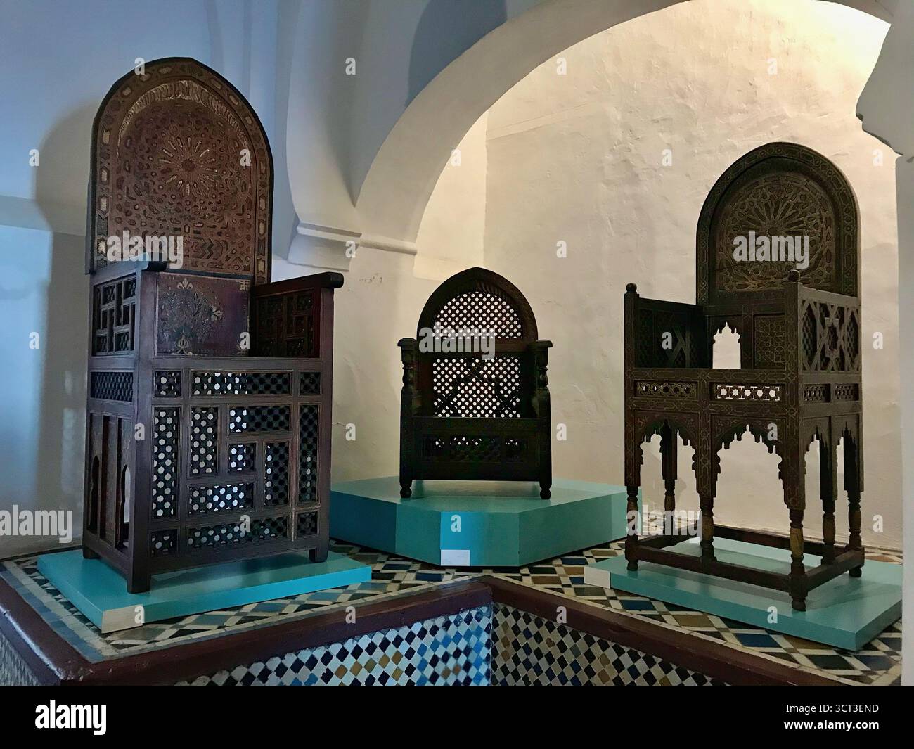 Chaises traditionnelles en bois sculpté exposées dans un musée à Tanger, au Maroc. Photographié le 8 novembre 2019. Banque D'Images
