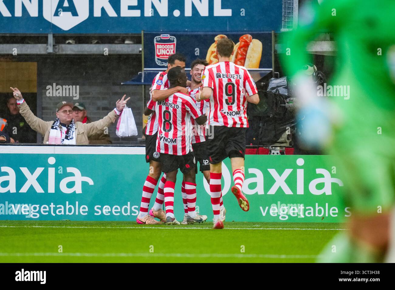 Rotterdam - Teo Quintero de Sparta Rotterdam, Joshua Kitolano de Sparta Rotterdam, Mitchell van Bergen de Sparta Rotterdam, Tobias Lauritsen de Sparta Rotterdam célébrant le 2-1 de Mitchell van Bergen de Sparta Rotterdam pendant la huitième manche de la saison Eredivisie 2025/2026. Le match se déroule entre le Sparta Rotterdam et l'Ajax au Het Kasteel le 4 octobre 2025 à Rotterdam, aux pays-Bas. (VK Sportphoto/Danny de Groot) Banque D'Images