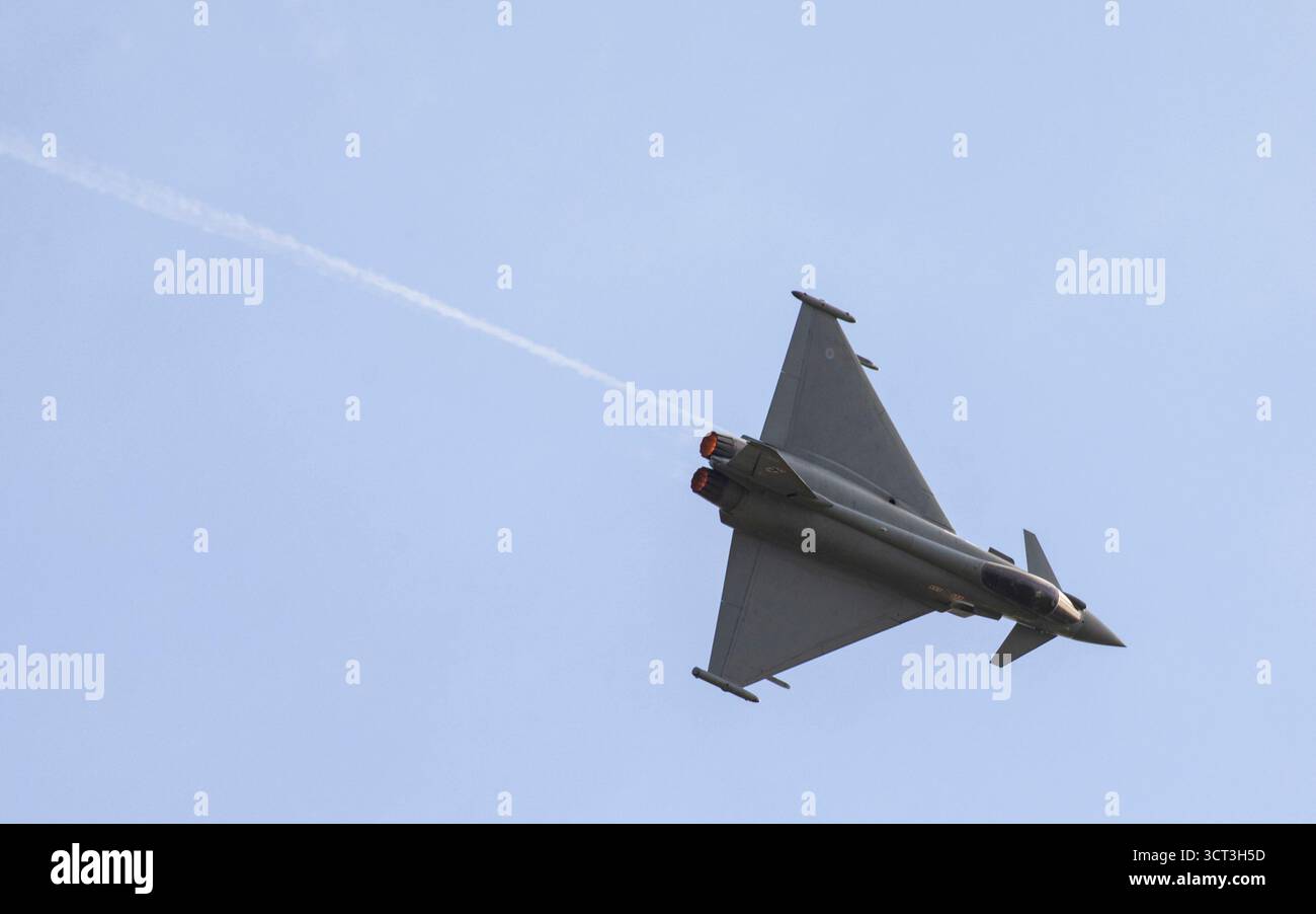 Duxford, Cambridgeshire, Royaume-Uni. 4 octobre 2025. Un Eurofighter Typhoon FGR.4 de la RAF piloté par le chef d'escadron Nathan Shawyer du 29e Escadron basé à la RAF Coningsby dans le Lincolnshire se met en scène lors de la finale de vol de l'IWM Duxford. Crédit : Stuart Robertson/Alamy Live News. Banque D'Images