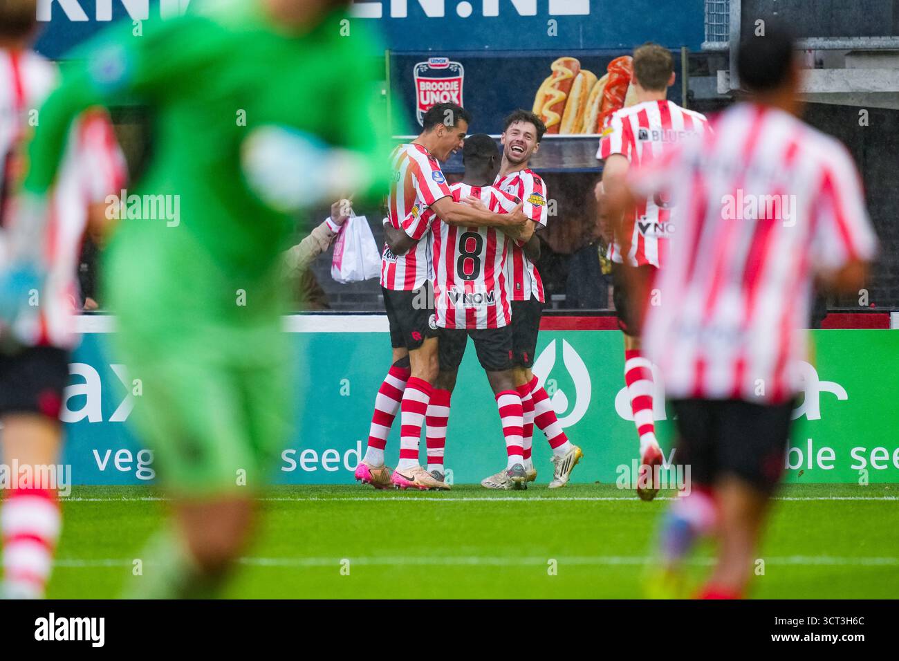 Rotterdam - Teo Quintero de Sparta Rotterdam, Joshua Kitolano de Sparta Rotterdam, Mitchell van Bergen de Sparta Rotterdam célébrant le 2-1 lors de la huitième manche de la saison Eredivisie 2025/2026. Le match se déroule entre le Sparta Rotterdam et l'Ajax au Het Kasteel le 4 octobre 2025 à Rotterdam, aux pays-Bas. (VK Sportphoto/Danny de Groot) Banque D'Images