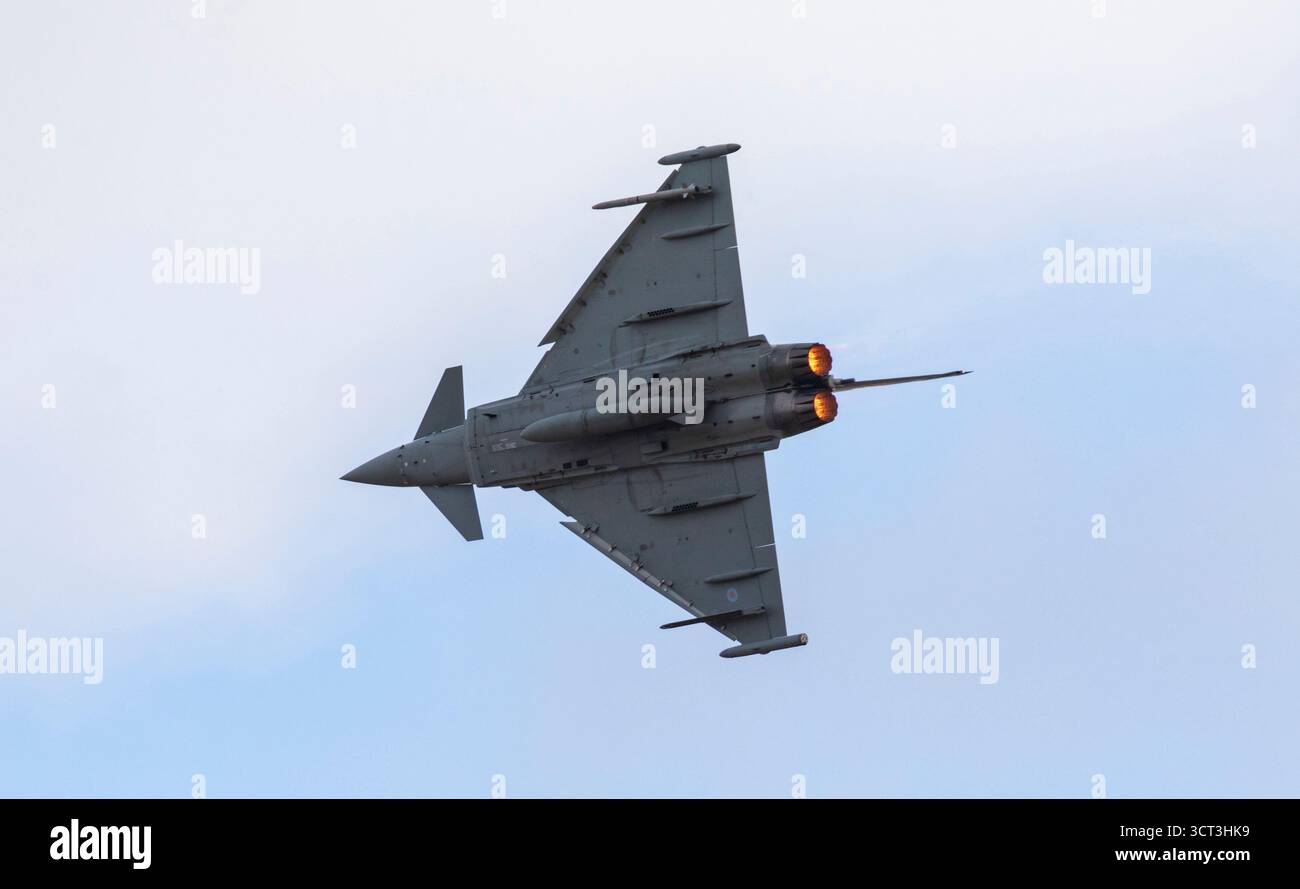 Duxford, Cambridgeshire, Royaume-Uni. 4 octobre 2025. Un Eurofighter Typhoon FGR.4 de la RAF piloté par le chef d'escadron Nathan Shawyer du 29e Escadron basé à la RAF Coningsby dans le Lincolnshire se met en scène lors de la finale de vol de l'IWM Duxford. Crédit : Stuart Robertson/Alamy Live News. Banque D'Images