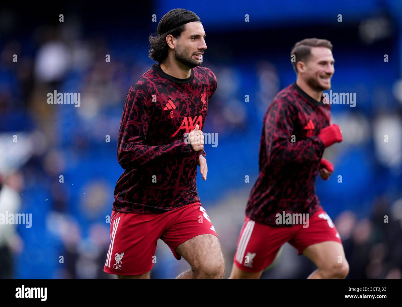 Dominik Szoboszlai de Liverpool (à gauche) et Alexis Mac Allister lors de l'échauffement avant le match de premier League à Stamford Bridge, Londres. Date de la photo : samedi 4 octobre 2025. Banque D'Images