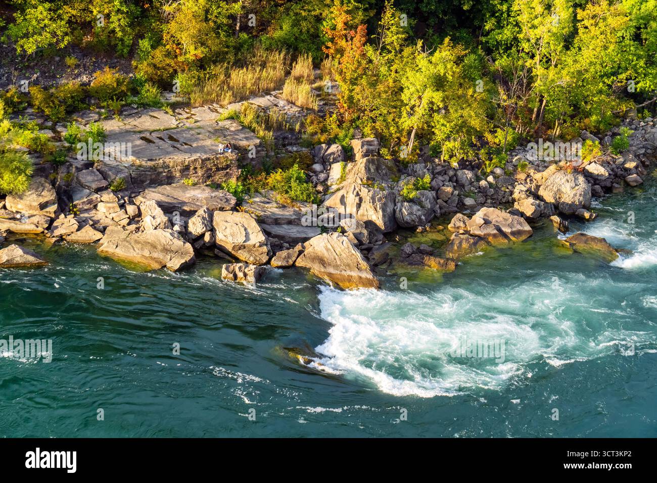 Niagara Whirlpool Trail avec des gens assis sur la plage de roche du côté canadien Banque D'Images