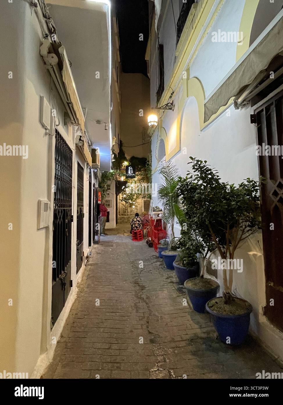 Étroite ruelle bleue à Tanger, Maroc. Architecture traditionnelle, murs bleus vibrants et lanterne chaleureuse. Capturé le 2 octobre 202 Banque D'Images