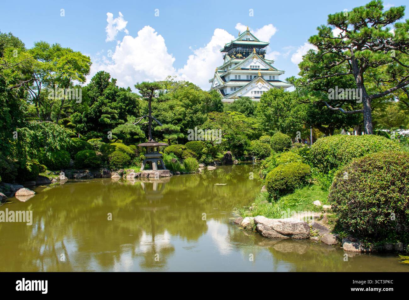 Château d'Osaka et jardin japonais traditionnel à Osaka, Japon Banque D'Images