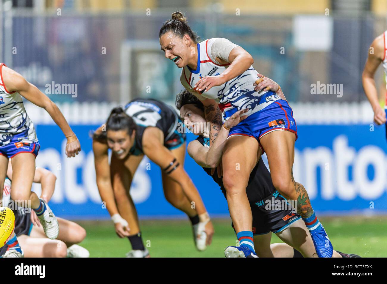 Adélaïde, Australie. 04 octobre 2025. DEANNA BERRY des Western Bulldogs perd la possession du ballon alors qu'EBONY O'Dea de Port Power réussit un tacle lors de la 8e manche de l'AFLW, Port Adelaide Power vs Western Bulldogs à Alberton Oval. Crédit : Mark Willoughby/Alamy Live News Banque D'Images