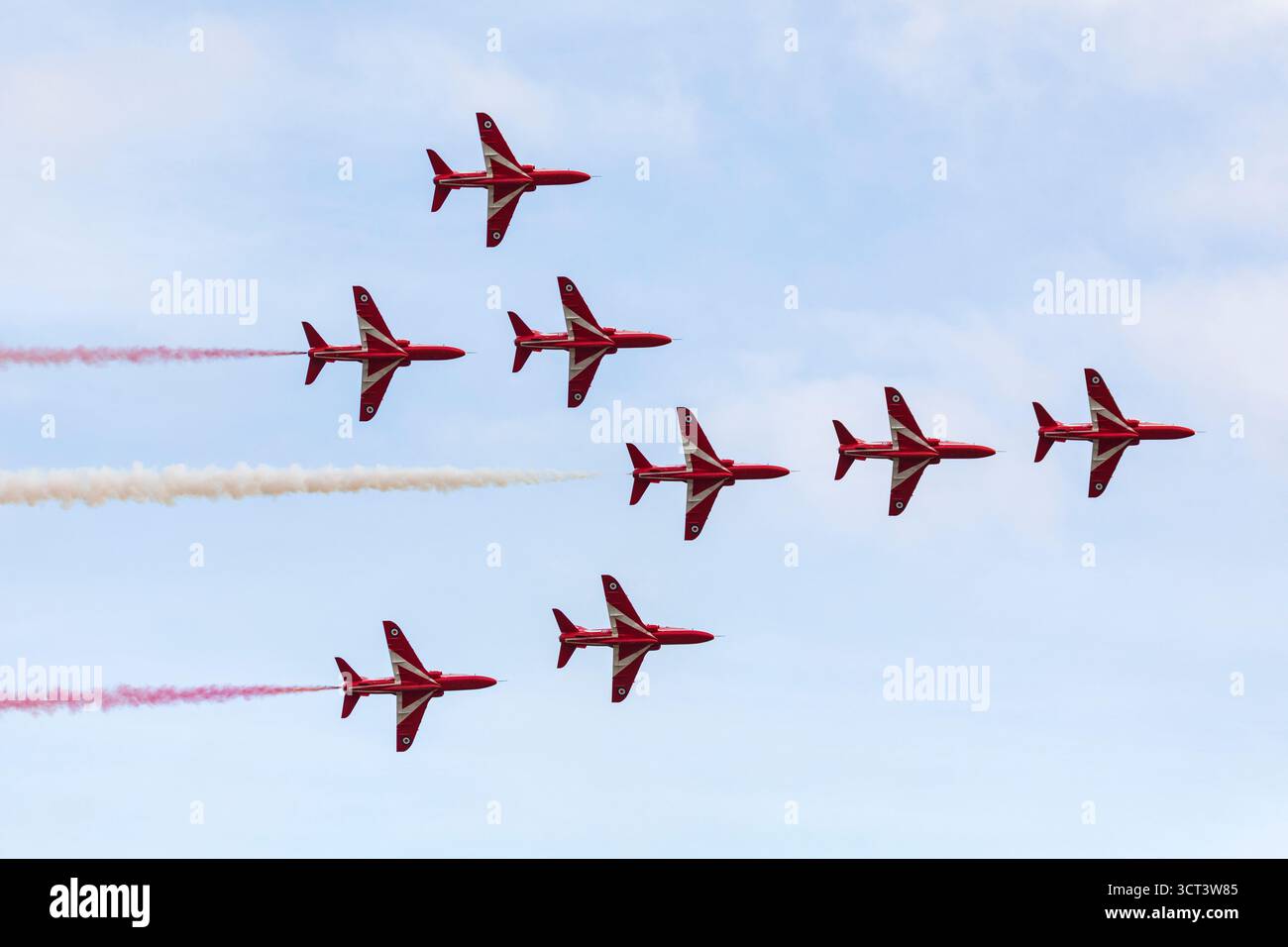 Duxford, Cambridgeshire, Royaume-Uni. 4 octobre 2025. L'équipe de voltige de la RAF, les Red Arrows, exécutent « Concorde » avec seulement 8 jets car on ne pouvait pas afficher pour des raisons techniques. C'était leur dernière exposition publique de la saison de vol 2025. Crédit : Stuart Robertson/Alamy Live News.. Banque D'Images
