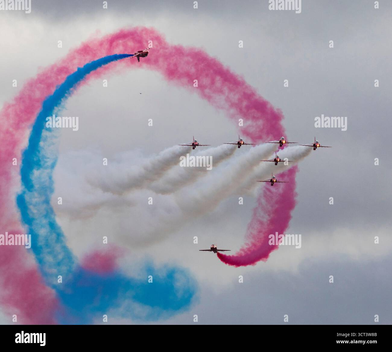 Duxford, Cambridgeshire, Royaume-Uni. 4 octobre 2025. L'équipe de voltige de la RAF, les Red Arrows, exécute « Tornado » où six (généralement sept) avions tournent de gauche à droite à 45 degrés tandis que deux avions roulent autour d'eux. Il s'agit de la dernière présentation publique des Red Arrows en 2025. Crédit : Stuart Robertson/Alamy Live News. Banque D'Images