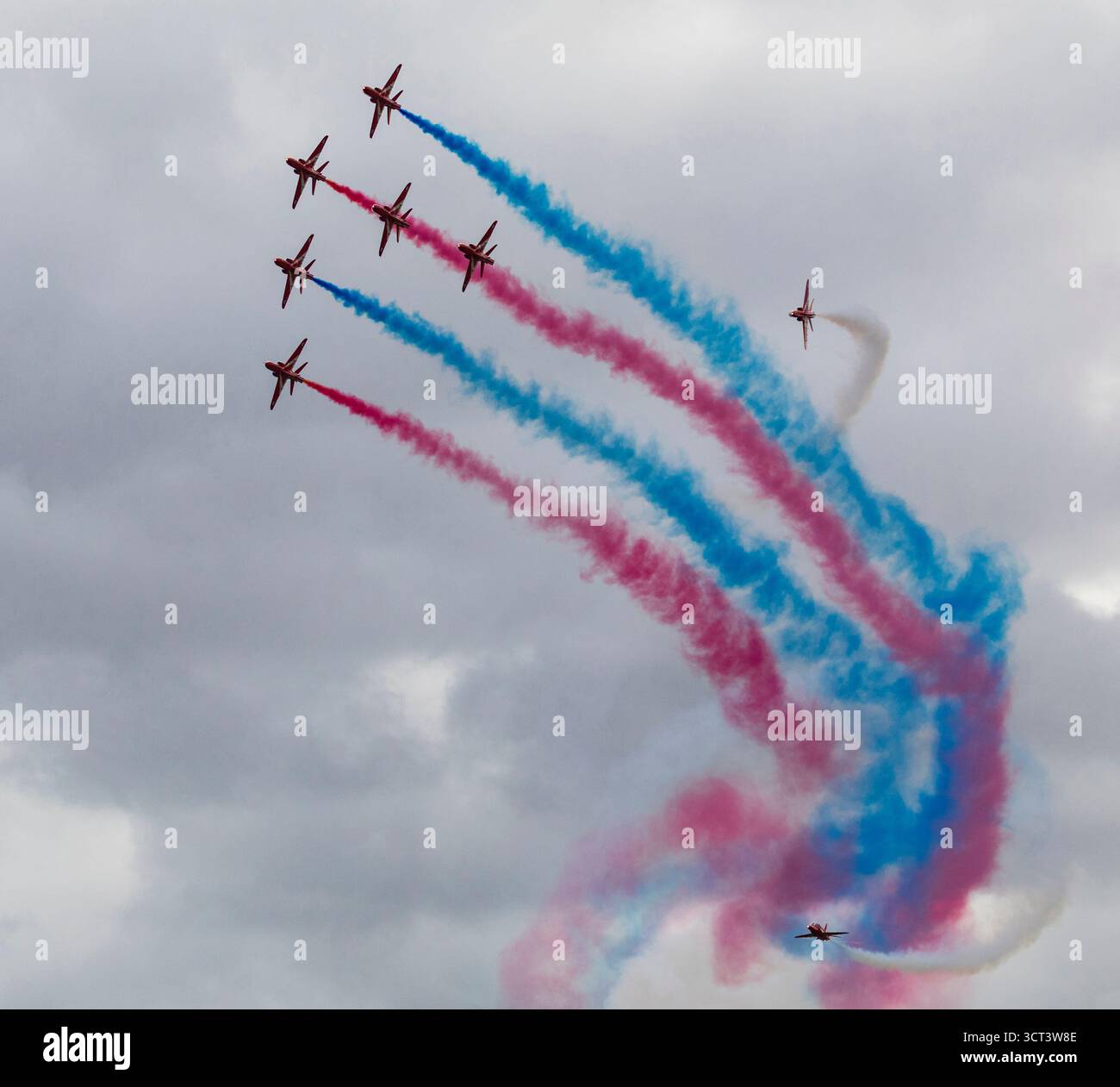 Duxford, Cambridgeshire, Royaume-Uni. 4 octobre 2025. L'équipe de voltige de la RAF, les Red Arrows, exécute « Tornado » où six (généralement sept) avions tournent de gauche à droite à 45 degrés tandis que deux avions roulent autour d'eux. Il s'agit de la dernière présentation publique des Red Arrows en 2025. Crédit : Stuart Robertson/Alamy Live News. Banque D'Images