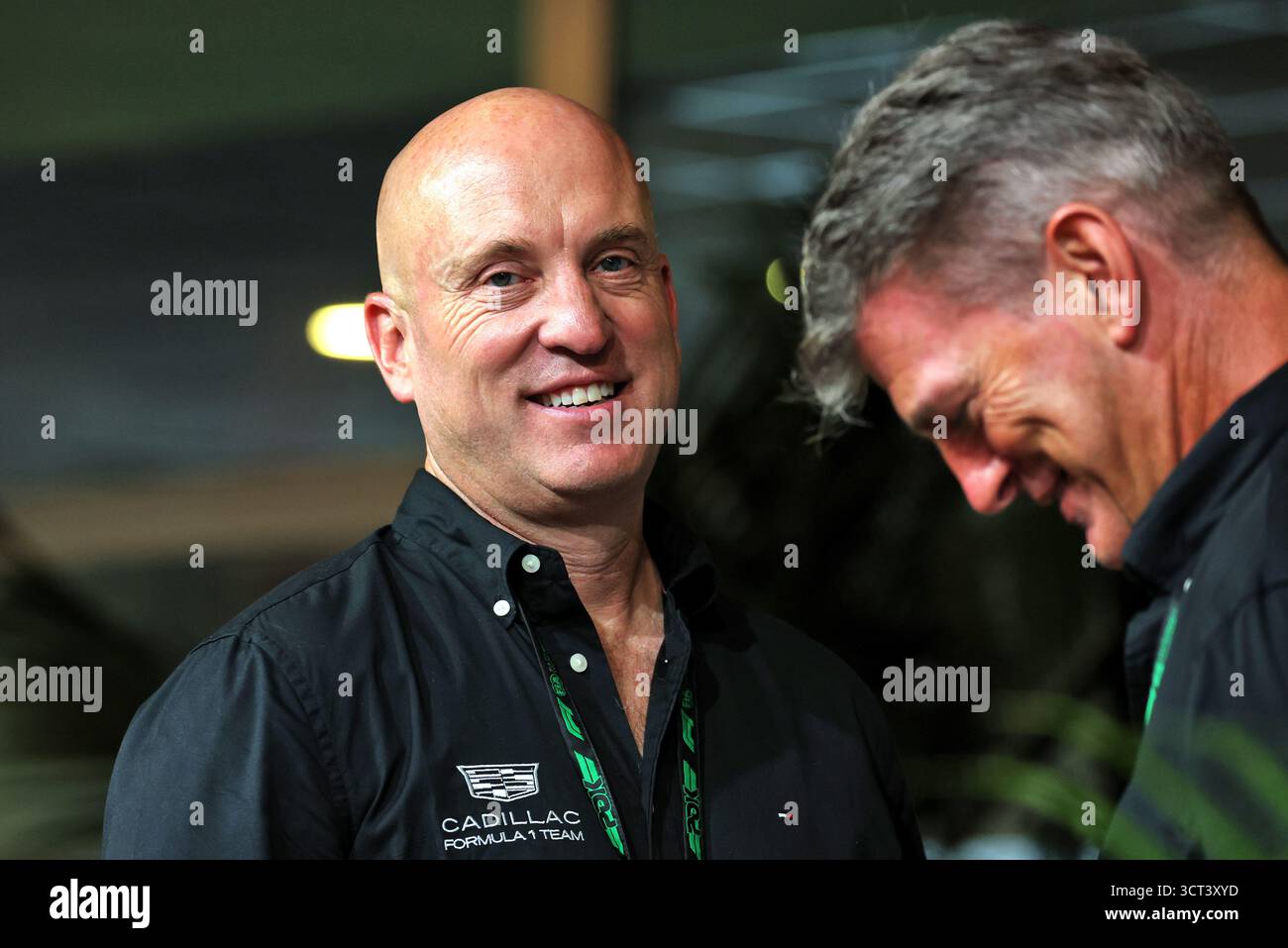 Singapour, Singapour. 04 octobre 2025. (De gauche à droite) : Dan Towriss (États-Unis) Cadillac F1 Team et PDG de TWG Motorsports avec Graeme Lowdon (GBR) Cadillac Formula 1 Team, Team principal. 04.10.2025. Championnat du monde de formule 1, Rd 18, Grand Prix de Singapour, Marina Bay Street circuit, Singapour, Journée de qualification. Crédit : James Moy/Alamy Live News Banque D'Images