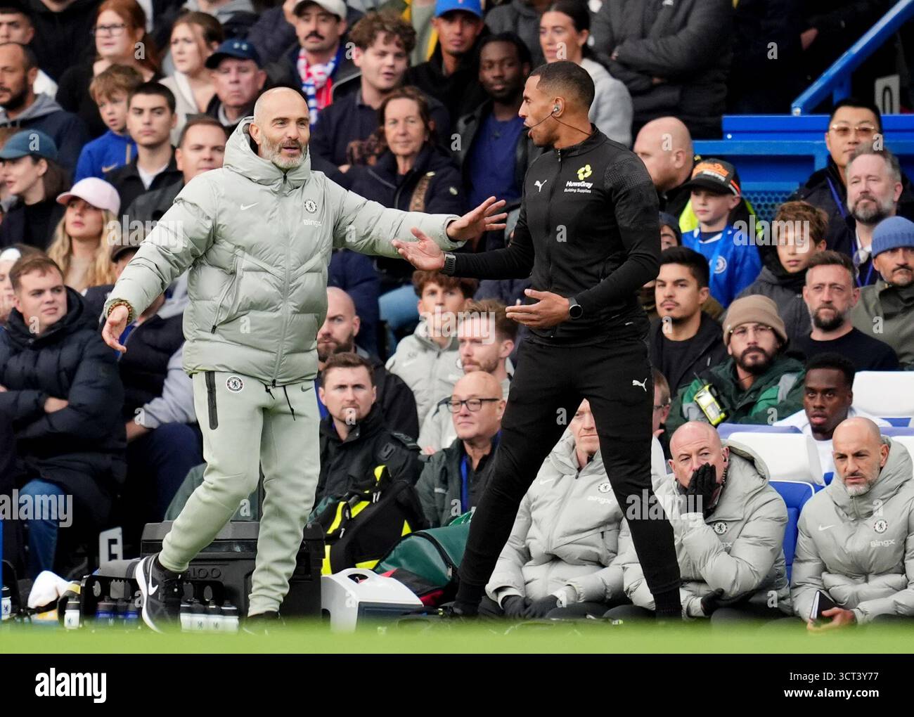 Le manager de Chelsea Enzo Maresca (à gauche) lors du match de premier League à Stamford Bridge, Londres. Date de la photo : samedi 4 octobre 2025. Banque D'Images