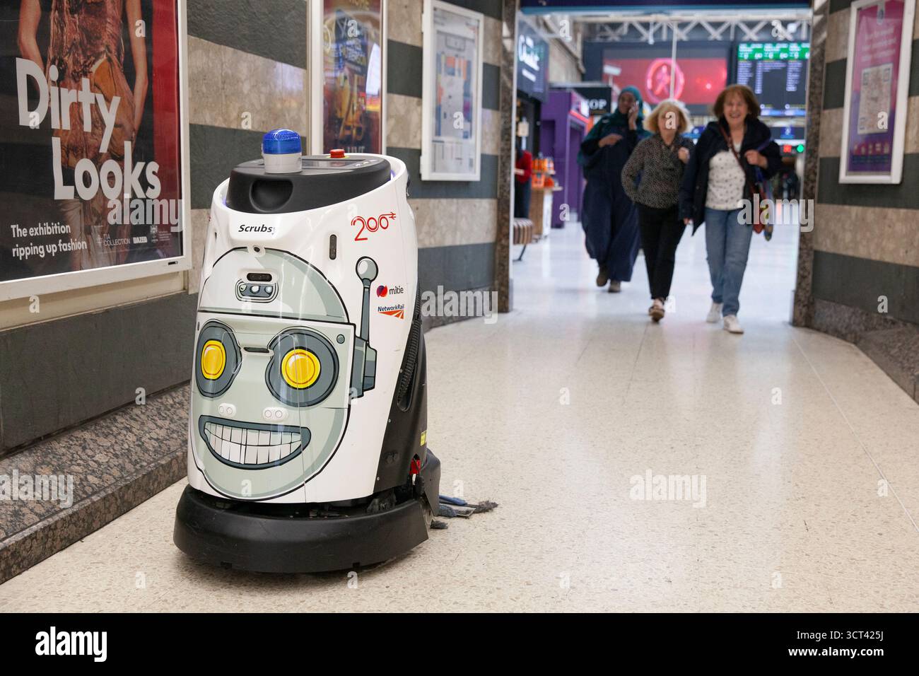 À la gare de Charing Cross à Londres, un robot nettoyeur appelé Scrubsy fait son chemin le long du couloir, balayant le sol au fur et à mesure. Anna Watson/Alamy Banque D'Images