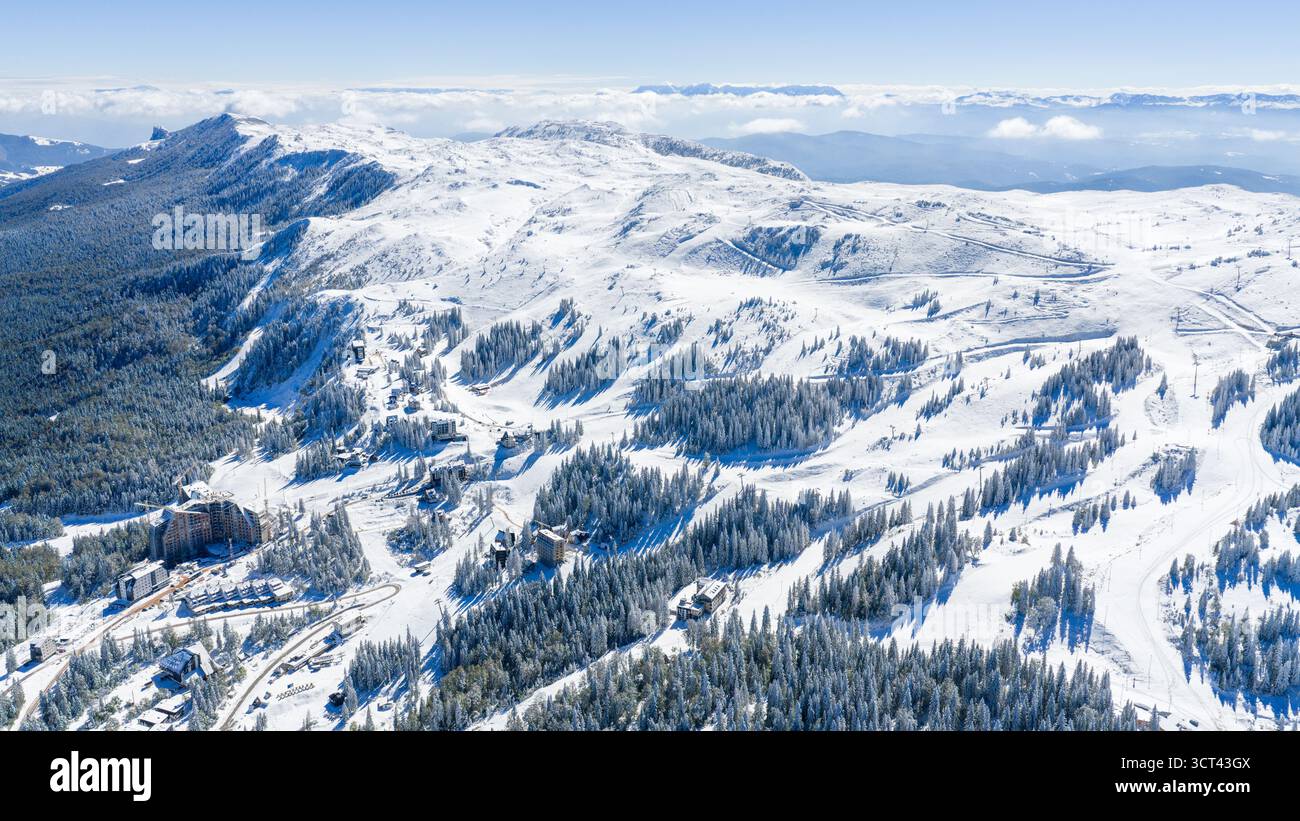 Jahorina, Bosnie-Herzégovine – 4 octobre 2025. Image éditoriale d'un drone montrant des pistes de ski enneigées et un dôme radar sur le sommet après les premières neiges Banque D'Images