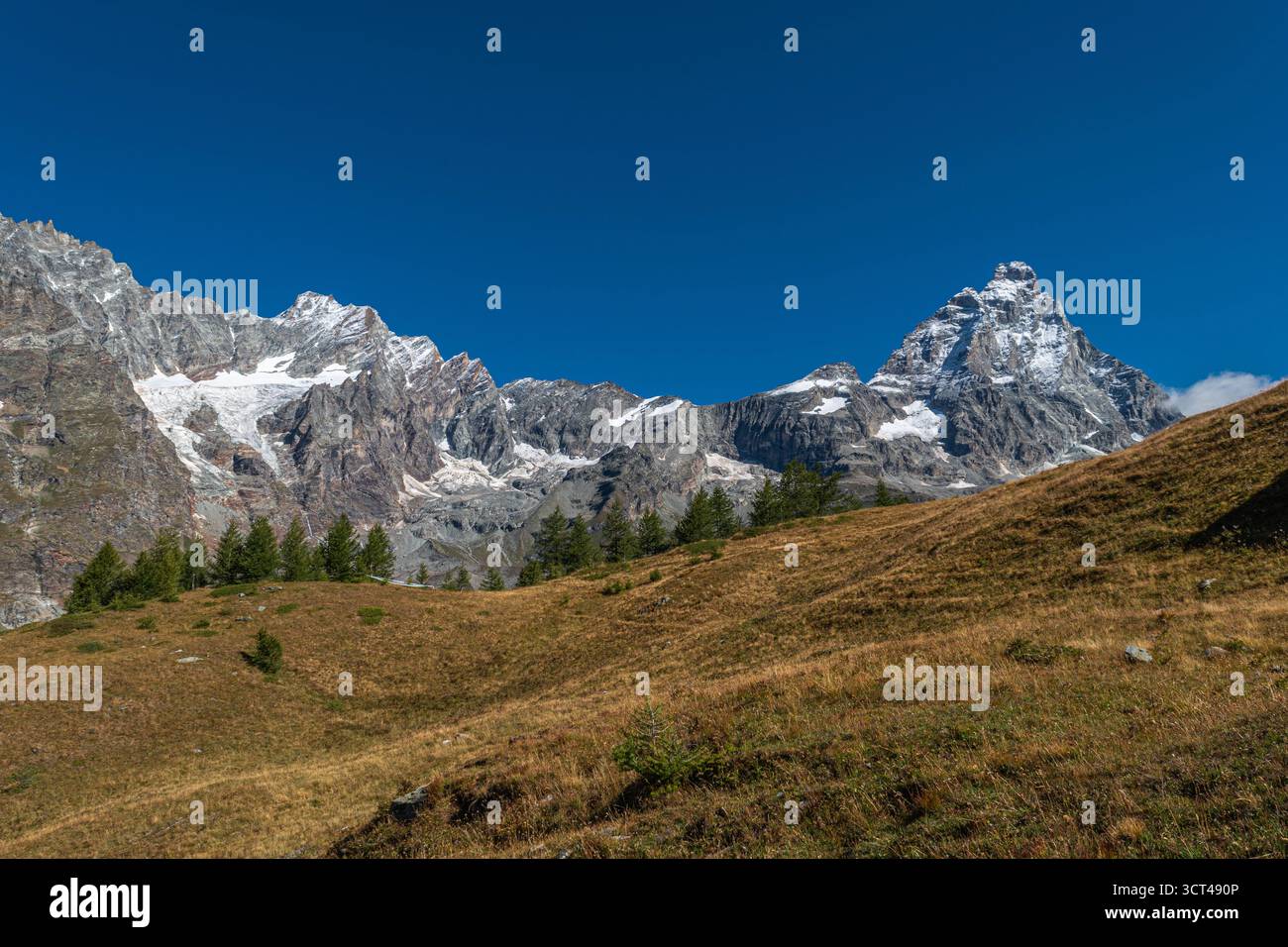 De Cervinia à Cheneil, une charmante ville de la commune de Valtournenche Banque D'Images