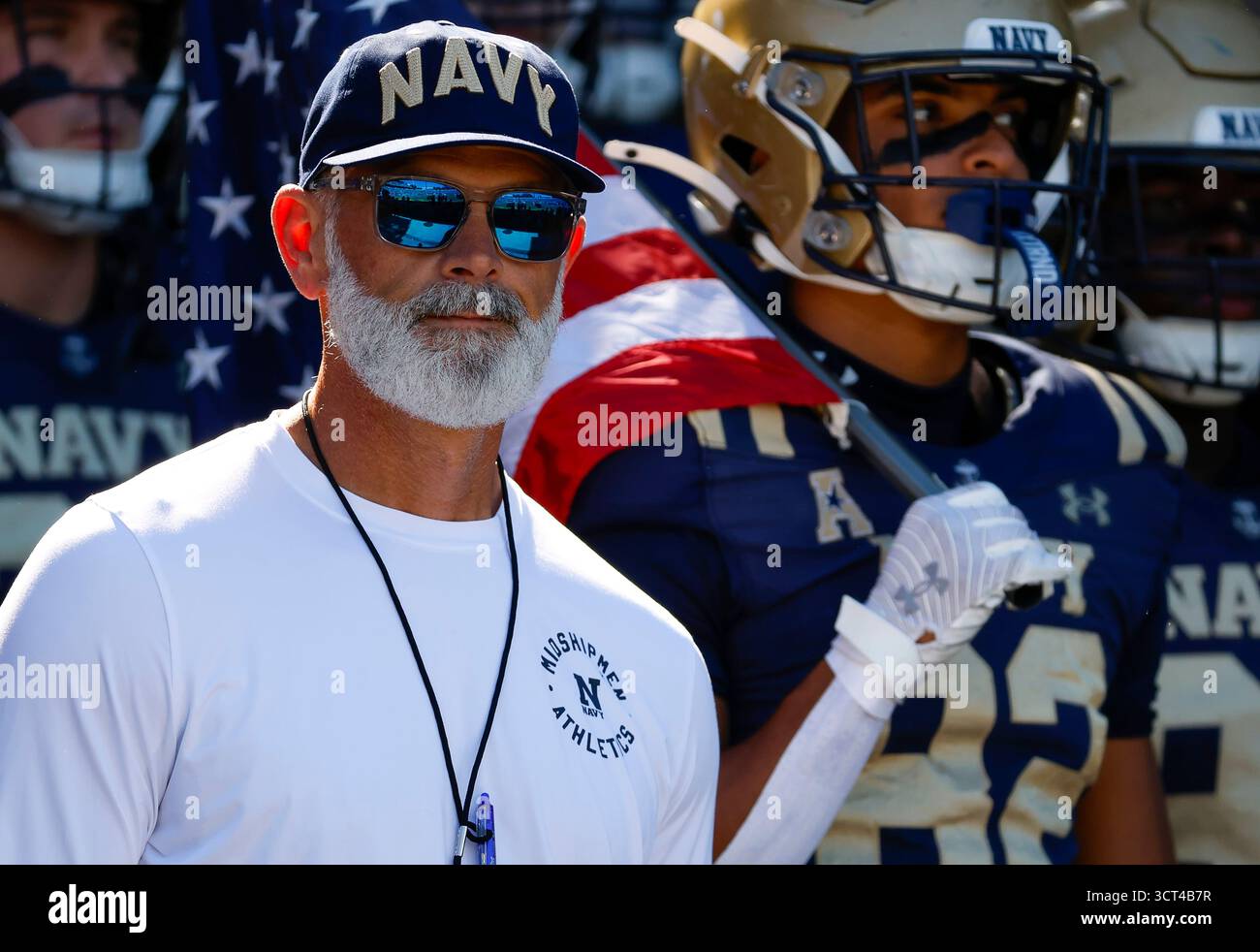 Annapolis (États-Unis d'Amérique). 04 octobre 2025. 4 octobre 2025 : Brian Newberry, entraîneur-chef des midshipmen de la marine, attend de mener son équipe sur le terrain avant un match de football de la NCAA entre l'Académie navale des États-Unis et l'Académie de l'armée de l'air des États-Unis au Navy-Marine Corp Memorial Stadium à Annapolis, Maryland Justin Cooper/CSM/Sipa USA (crédit image : © Justin Cooper/Cal Sport Media/Sipa USA) crédit : Sipa US/Alamy Live News Banque D'Images