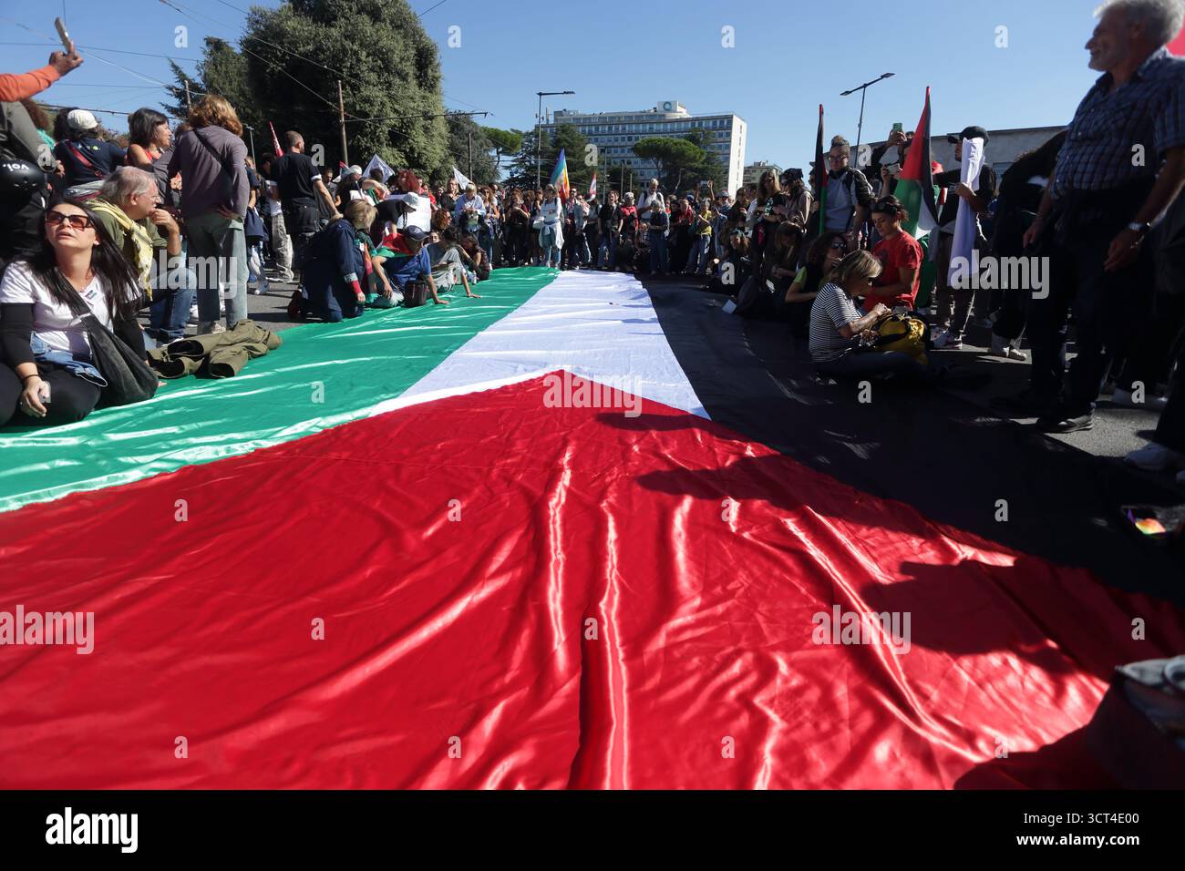 Rome, Italie. 4 octobre 2025. Rome, Italie : rassemblement massif Pro-Gaza / Pro-Palestine à Rome, Italie. Des milliers de personnes protestent contre la politique gouvernementale à l'égard d'Israël à San Giovanni. ANTONIO NARDELI / ALAMY LIVE NEWS Banque D'Images