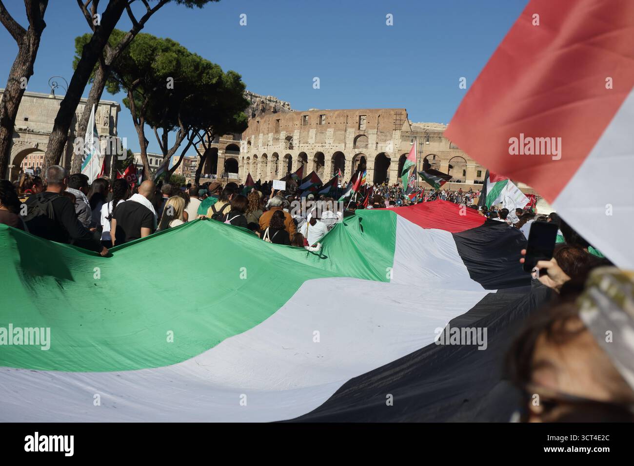 Rome, Italie. 4 octobre 2025. Rome, Italie : rassemblement massif Pro-Gaza / Pro-Palestine à Rome, Italie. Des milliers de personnes protestent contre la politique gouvernementale à l'égard d'Israël à San Giovanni. ANTONIO NARDELI / ALAMY LIVE NEWS Banque D'Images